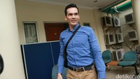 Ata tampak mengenakan kemeja biru dan celana coklat. Pool/Palevi S/detikFoto.