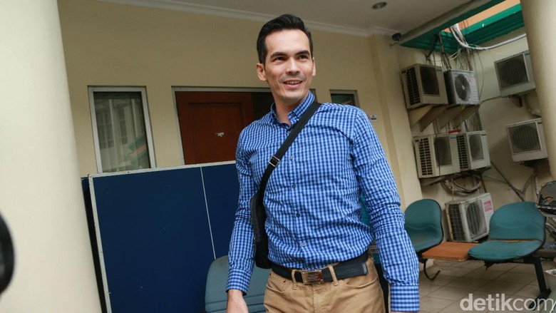 Atalarik Syah Datangi Bareskrim Polri Terkait Laporan Tsania Marwa Atalarik Syah Datangi Bareskrim Polri Terkait Laporan Tsania Marwa