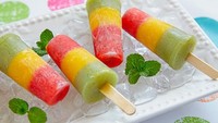 Anda suka makan es loli? Es ini ternyata ditemukan secara tidak sengaja oleh seorang anak berusia 11 tahun. Tahun 1905, Frank Epperson meninggalkan segelas soda dan air di luar rumahnya saat musim dingin. Esok harinya ia menemukan es loli yang lezat. Foto: Istimewa