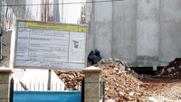 Proses pembangunan yang sedang berjalan juga terpampang jelas ijinnya. Rachman Haryanto/detikcom.