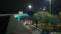 Dominasi warna putih dan biru tosca membuat Simpang Susun Semanggi ini semakin indah di malam hari.