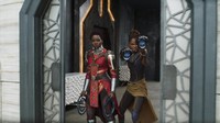Lupita Nyongo dan Letitia Wright dengan kostum untuk film tersebut. Foto: Black Panther (imdb)
