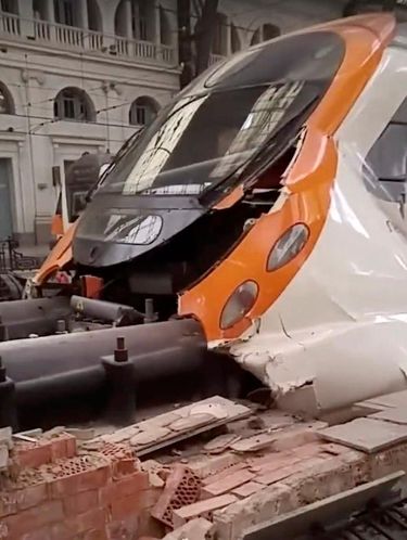 Bagian depan kereta rusak dalam insiden ini