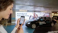 Bekerja sama dengan suplier suku cadang Bosch, Mercy membangun gedung parkir valet otomatis. Jadi tinggalkan saja kendaraan Anda di depan, mobil akan langsung mencari lahan parkir sendiri. Foto: Mercedes-Benz/Bosch