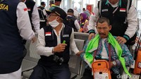 Jemaah dipijat petugas haji.