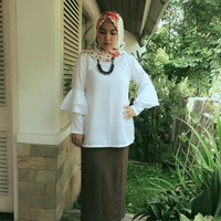 Gaya feminin yang kali ini direfleksikan oleh Ratu Annisa, si pemeran Sekar Arum di Angling Dharma. Ia memadukan blouse berpotongan lengan terompet dan rok panjang polos sehingga terlihat anggun. Foto: Dok. Instagram @queen.annisa