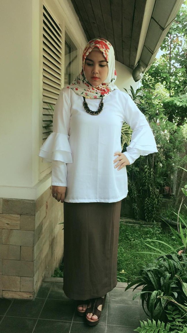 Gaya feminin yang kali ini direfleksikan oleh Ratu Annisa, si pemeran Sekar Arum di Angling Dharma. Ia memadukan blouse berpotongan lengan terompet dan rok panjang polos sehingga terlihat anggun. Foto: Dok. Instagram @queen.annisa