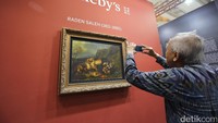 Lukisan Raden Saleh dipamerkan di booth Sothebys. Pool/Hanif Hawari/detikFoto.