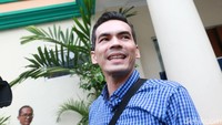 Tanpa banyak kata ia pun langsung masuk ke dalam kantor. Pool/Palevi S/detikFoto.