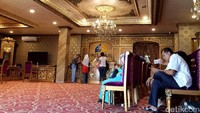 Begini penampakan mewahnya interior dari kantor PT First Anugerah Karya Wisata atau First Travel di Depok, Jawa Barat, Jumat (28/7/2017).