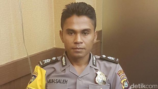Brigadir Saleh membangun SD untuk anak-anak petani di Bombana, Sultra.