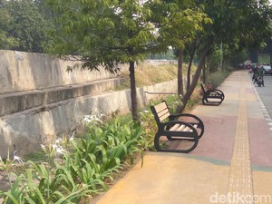 Trotoar di Jalan Yos Sudarso Sunter yang Kian Cantik dan Nyaman