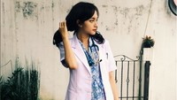 Karena belum resmi menjadi dokter, Indah hanya mendampingi petugas dalam memberikan pelayanan. (Foto: Instagram @indahkus_)  