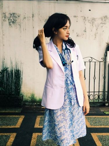 Indah lebih memprioritaskan pendidikannya sebagai dokter muda. 