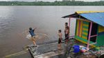 Foto: Keceriaan Anak-anak di Tepi Sungai Kapuas