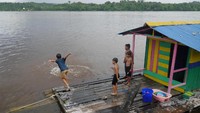 Foto: Hiburan seru memang tak melulu mal dan taman rekreasi besar. Sekadar main di Sungai Kapuas pun sudah membuat anak-anak penduduk setempat ceria (Kurnia/detikTravel)