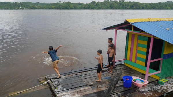 Foto: Keceriaan Anak-anak di Tepi Sungai Kapuas
