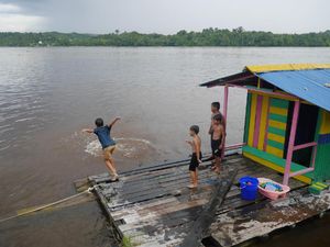 Bahagia yang Sederhana di Tepi Sungai Kapuas