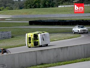Menggelikan, VW Kombi Ini Bisa Ngebut dengan Posisi Miring