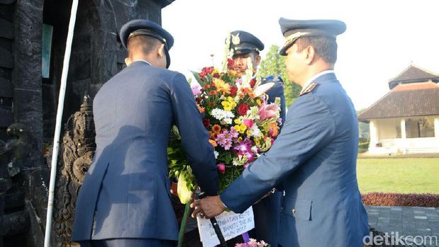 Danlanud Ngurah Rai Kolonel Pnb Wayan Superman ziarah ke Taman Makam Pahlawan Pancaka Tirta Tabanan.