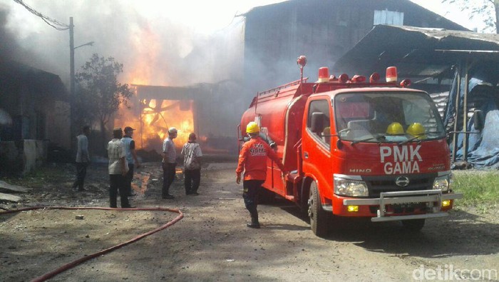 Pabrik Karbon di Mojokerto Terbakar Diduga akibat Korsleting Listrik