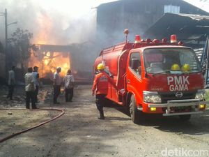 Pabrik Karbon di Mojokerto Terbakar Diduga akibat Korsleting Listrik