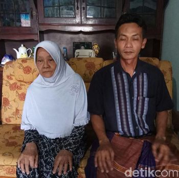 Salah seorang calon jemaah haji usia lanjut didamping keluarganya/