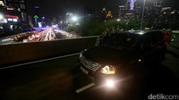Djarot ditemani sang istri Happy Farida menyusuri Simpang Susun Semanggi menggunakan mobil dinas bernomor polisi B 1726 RFR.