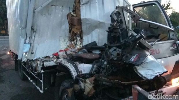 Tabrak Truk Tronton di Pantura Cirebon, Sopir Mobil Boks Tewas