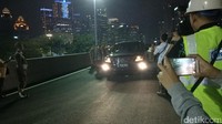 Mobil dinas yang ditumpangi Djarot yakni Toyota Lexus Nomor Polisi B 1726 RFR.