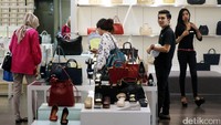 Ada 173 mal di Jakarta, mal ini salah satunya yang tetap eksis di antara serbuan bisnis online.