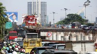 Kemacetan tersebut disebabkan oleh penyempitan sebagian ruas jalan akibat pembangunan flyover.