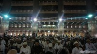 Massa aksi 287 melaksanakan salat Jumat di Masjid Istiqlal (Foto: Kanavino Ahmad Rizqo/detikcom)