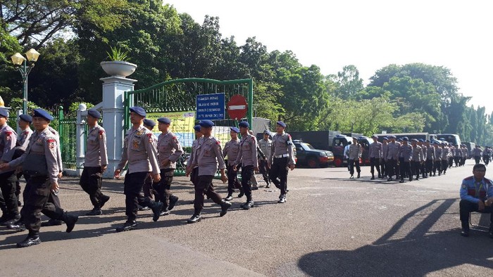 Aksi 287, 2 Water Cannon dan 4 Barracuda Siaga di Patung Kuda