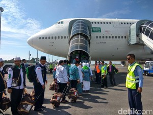 1.248 Calon Jemaah Haji Kloter 1-3 Berangkat dari Bandara Juanda