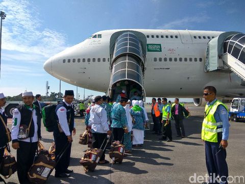 Calon jemaah haji kloter pertama berangkat dari Bandara Juanda/