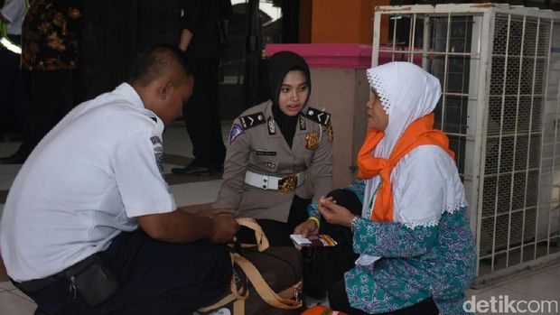 Polwan Berhijab Bantu Angkat Barang Bawaan Calon Jemaah Haji