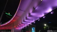 Tampilan Simpang Susun Semanggi malam ini yang dipercantik dengan kerlap kerlip lampu LED.