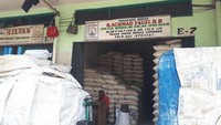 Sejumlah pedagang mengaku mendapatkan beras tersebut dari Solo, Cilamaya hingga Karawang. Stok beras sendiri ada yang masuk setiap harinya, namun tak banyak. Hanya daerah-daerah yang dekat dari Jakarta yang mengirimkan pasokan, seperti Karawang dan Bekasi.