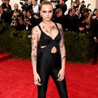 Jumpsuit seksi hitam rancangan Stella McCartney membungkus tubuh ramping Cara di Met Gala 2015. (Foto: Getty Images)