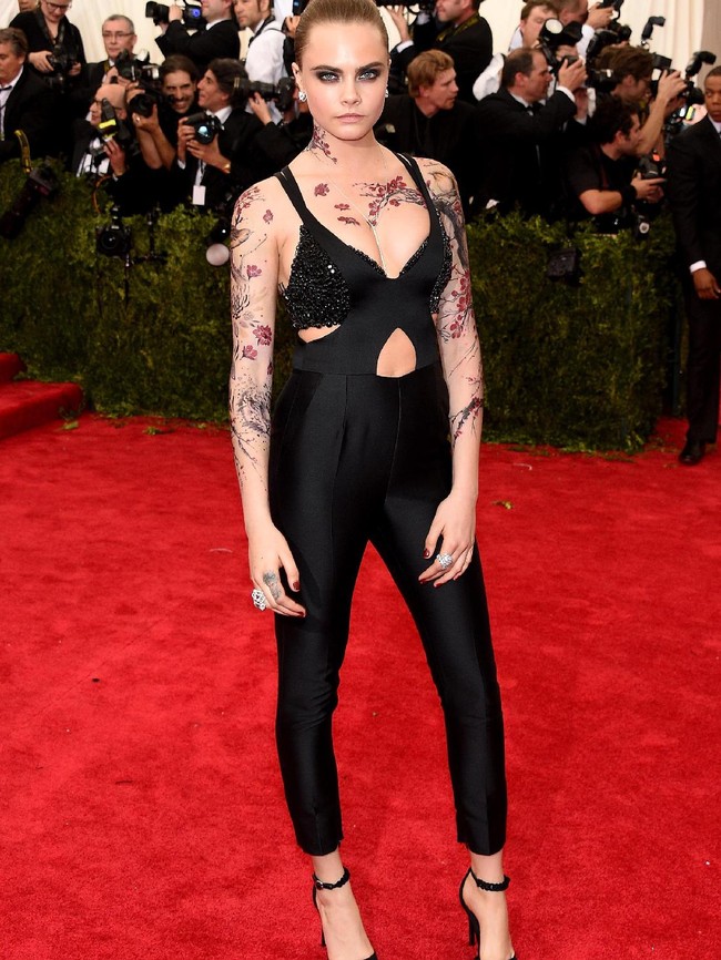 Jumpsuit seksi hitam rancangan Stella McCartney membungkus tubuh ramping Cara di Met Gala 2015. (Foto: Getty Images)