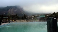 Traveler pun banyak yang ke sini untuk sekadar merendam kaki di air hangat. Lokasi pemandian ini berada di dalam komplek Taman Wisata Alam (TWA) Gunung Papandayan, tepatnya di Kecamatan Cisurupan, Garut (Hakim Ghani/detikTravel)