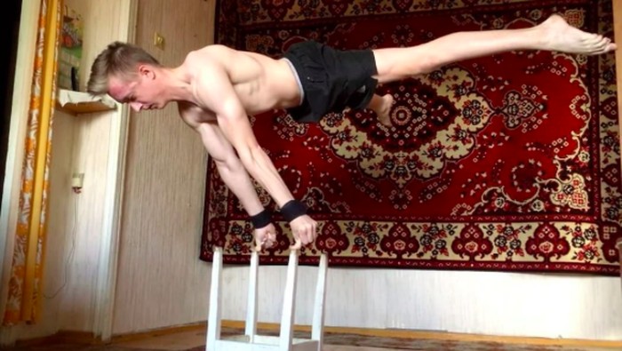 Sungguh Jempolan! Remaja Ini Angkat Berat Badan Sendiri dengan Ibu Jari