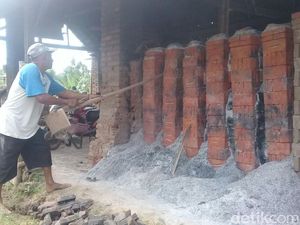 Garam Langka jadi Penyebab Omzet Pembuat Batu Bata di Madiun Turun