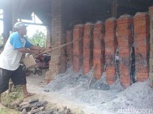 Garam Langka jadi Penyebab Omzet Pembuat Batu Bata di Madiun Turun