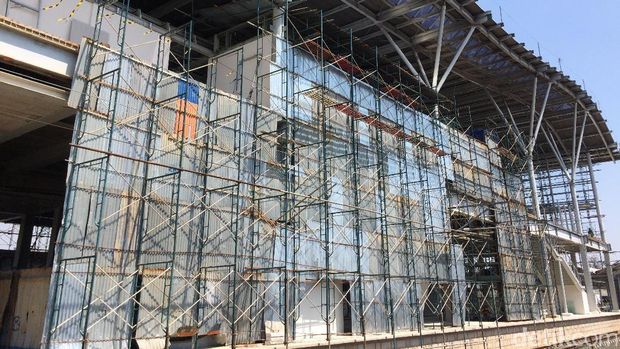 Atap dan gedung sudah berdiri.