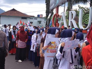 Doakan Umat Islam Palestina, Seribuan Warga Garut Turun ke Jalan