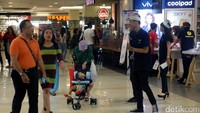 Berbagai promosi dilakukan pihak toko-toko di mal.