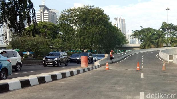 Jelang Open Traffic, LED Simpang Susun Semanggi Sudah Hiasi Jalan