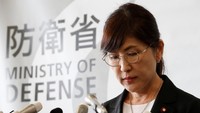 Dalam konferensi pers, seperti dilansir Reuters dan AFP, Jumat (28/7/2017), wanita berusia 58 tahun ini menyatakan dirinya telah mengajukan surat pengunduran diri kepada Perdana Menteri Shinzo Abe. Inada sendiri selama ini disebut sebagai orang kepercayaan PM Abe. REUTERS/Kim Kyung-Hoon.